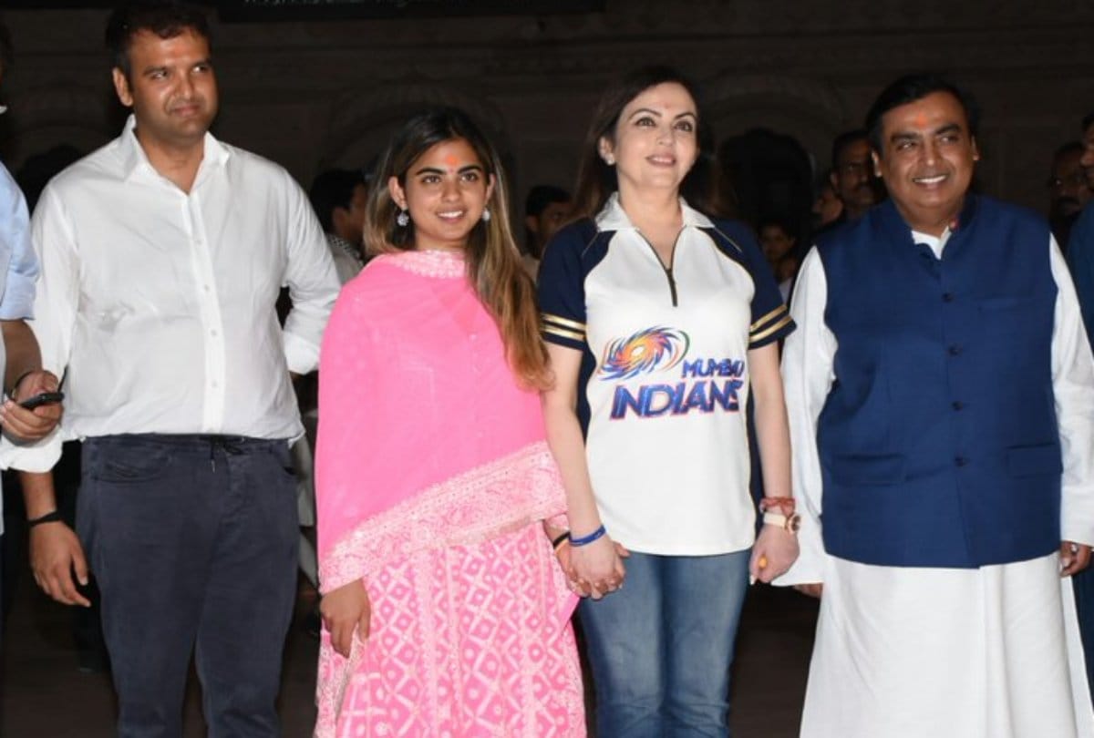 mukesh ambani does a favour to would be son in law anand piramal