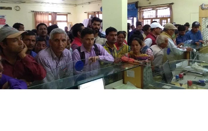 Cash crisis in banks continued on Monday