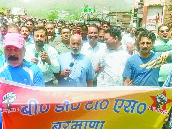 ट्रक ऑपरेटरों की हड़ताल सातवें दिन भी जारी