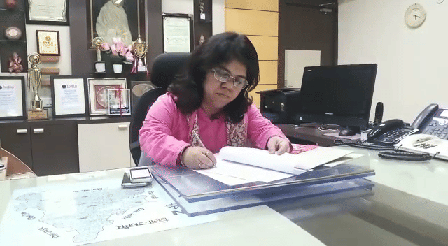 pm modi praised dehradun short height ias arti dogra 