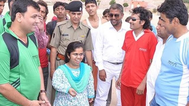 pm modi praised dehradun short height ias arti dogra 