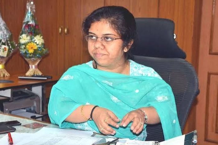 pm modi praised dehradun short height ias arti dogra 