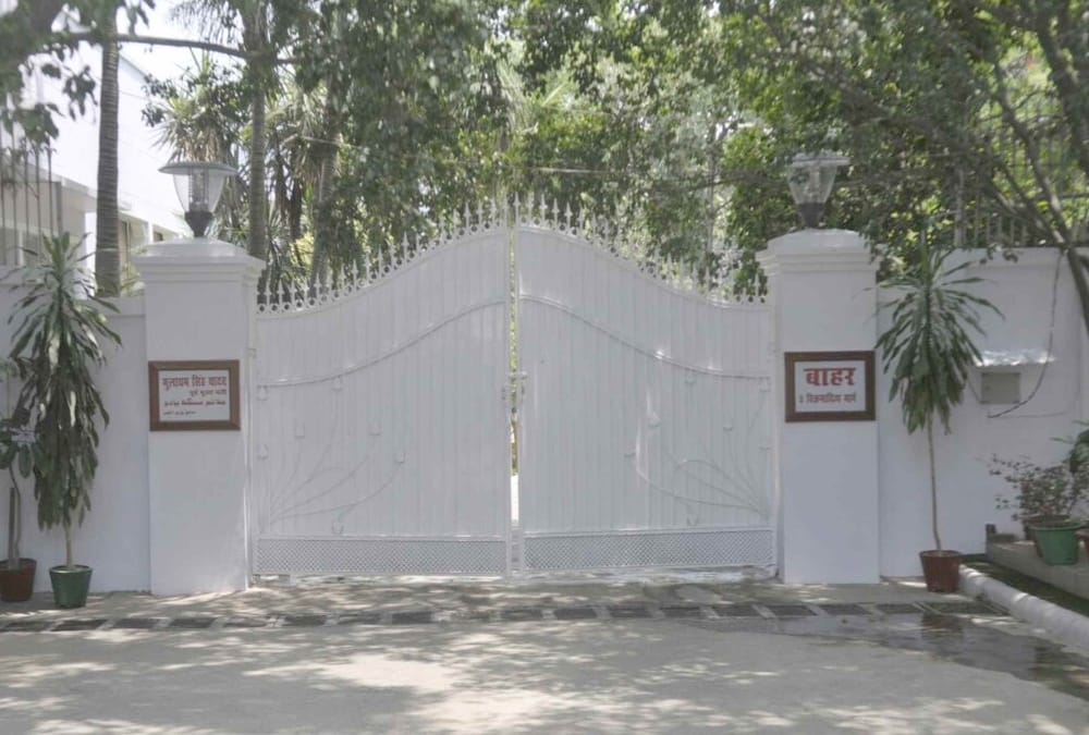 former chief ministers of uttar pradesh will have to leave their bunglows.
