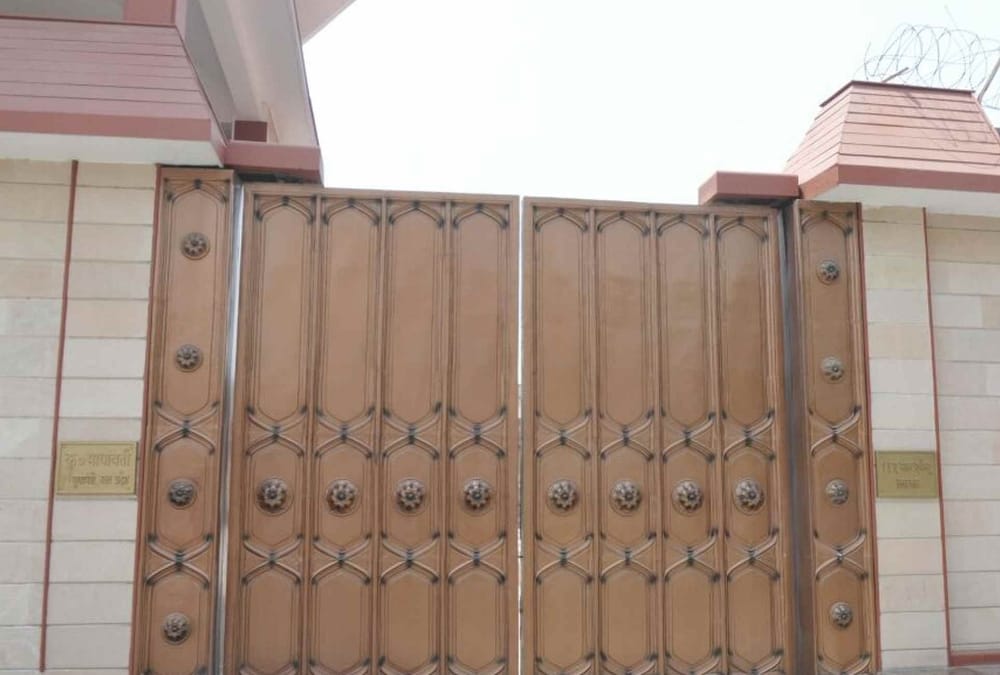 up rajya sampatti vibhag will issue the notice to ex-chief ministers for leaving 