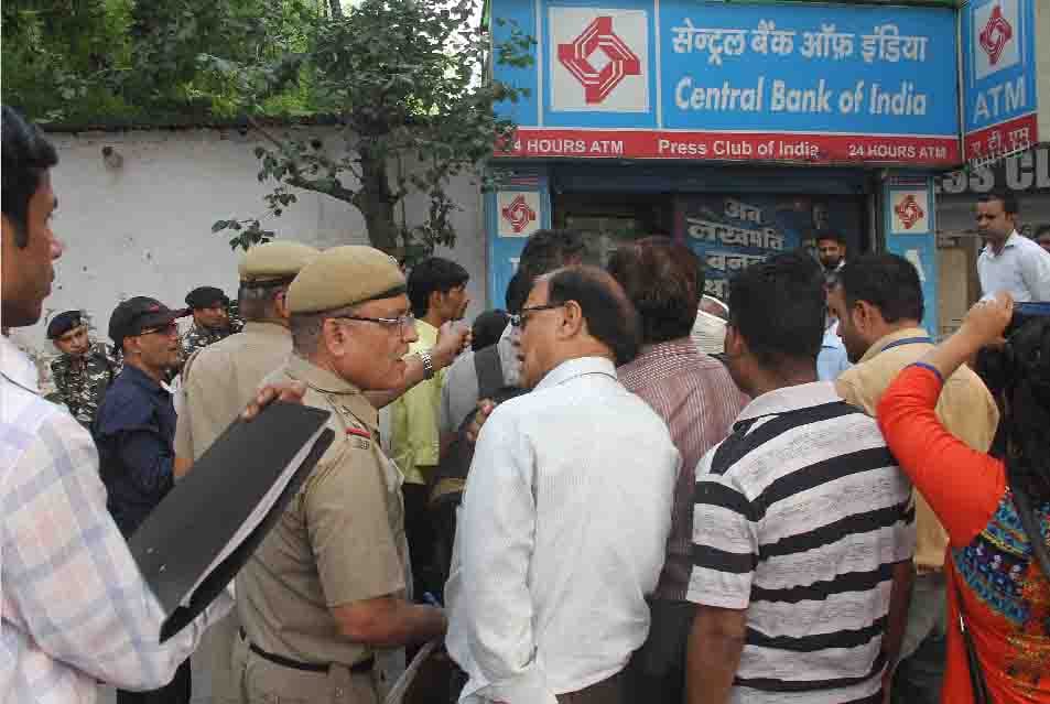  fake note of 9 thousand rupees out of 10 thousand withdrawn from ATM at delhi