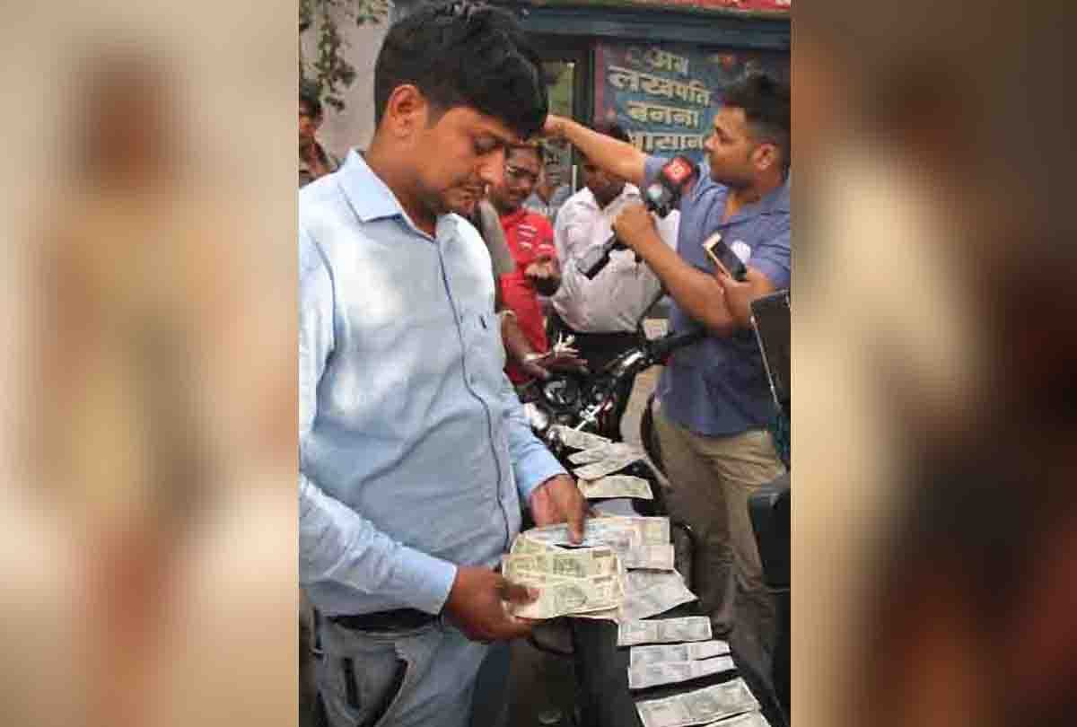  fake note of 9 thousand rupees out of 10 thousand withdrawn from ATM at delhi