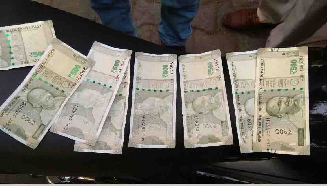  fake note of 9 thousand rupees out of 10 thousand withdrawn from ATM at delhi