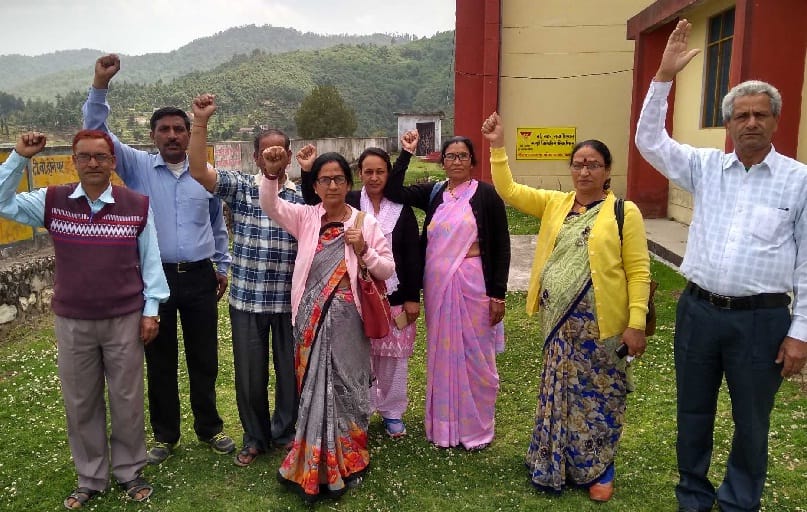 An angry health worker did not receive the salary