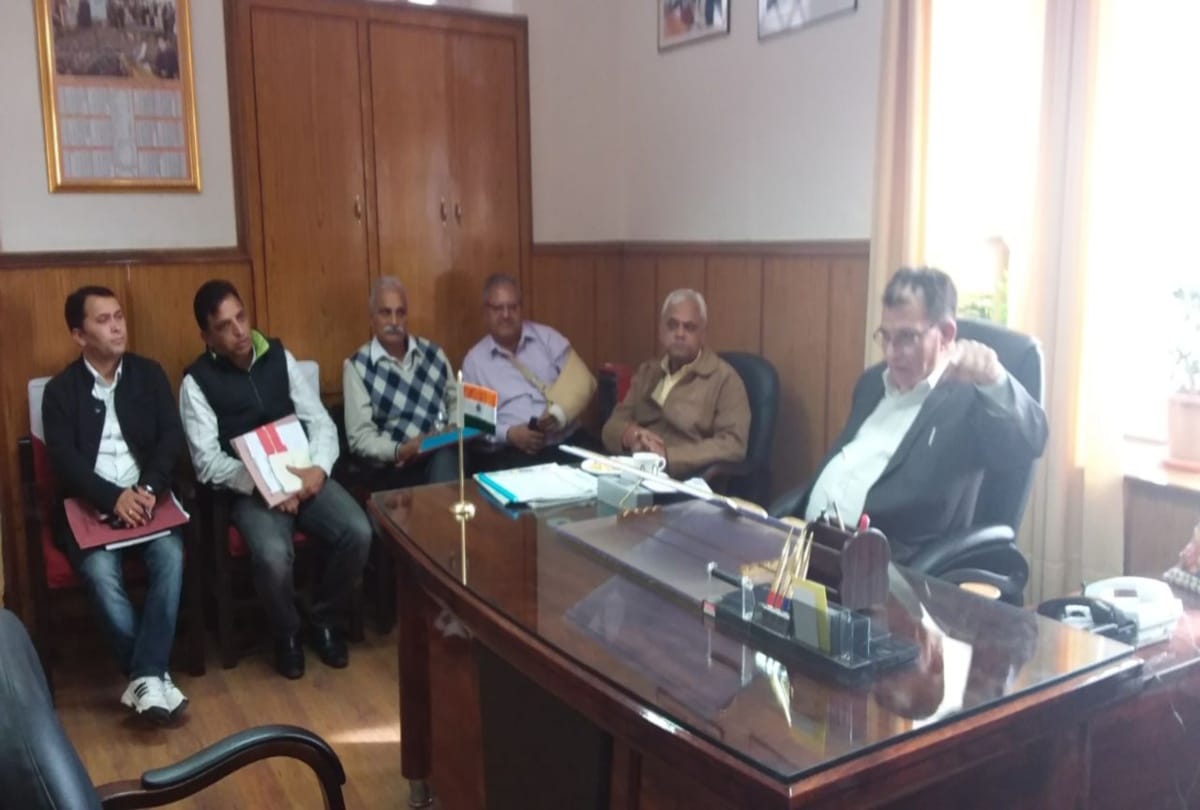 education minister suresh bhardwaj took meeting of water crisis in shimla