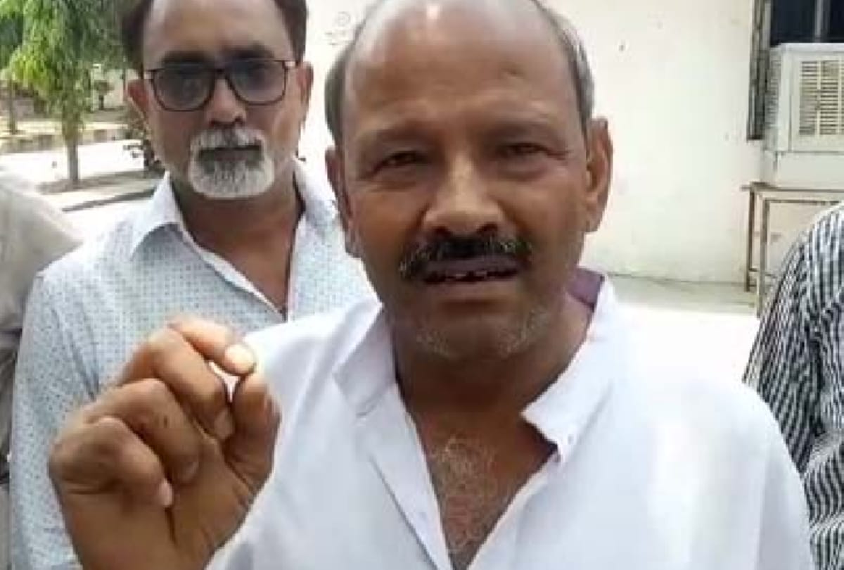 when bike ram in pcr both bikers thrown away too far on road if had helmet their life may saved