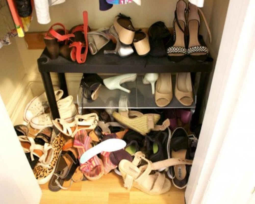 Footwear Vastu Tips Do Not Wear Yellow Shoes Or Slippers As It Weakens Jupiter In Kundali