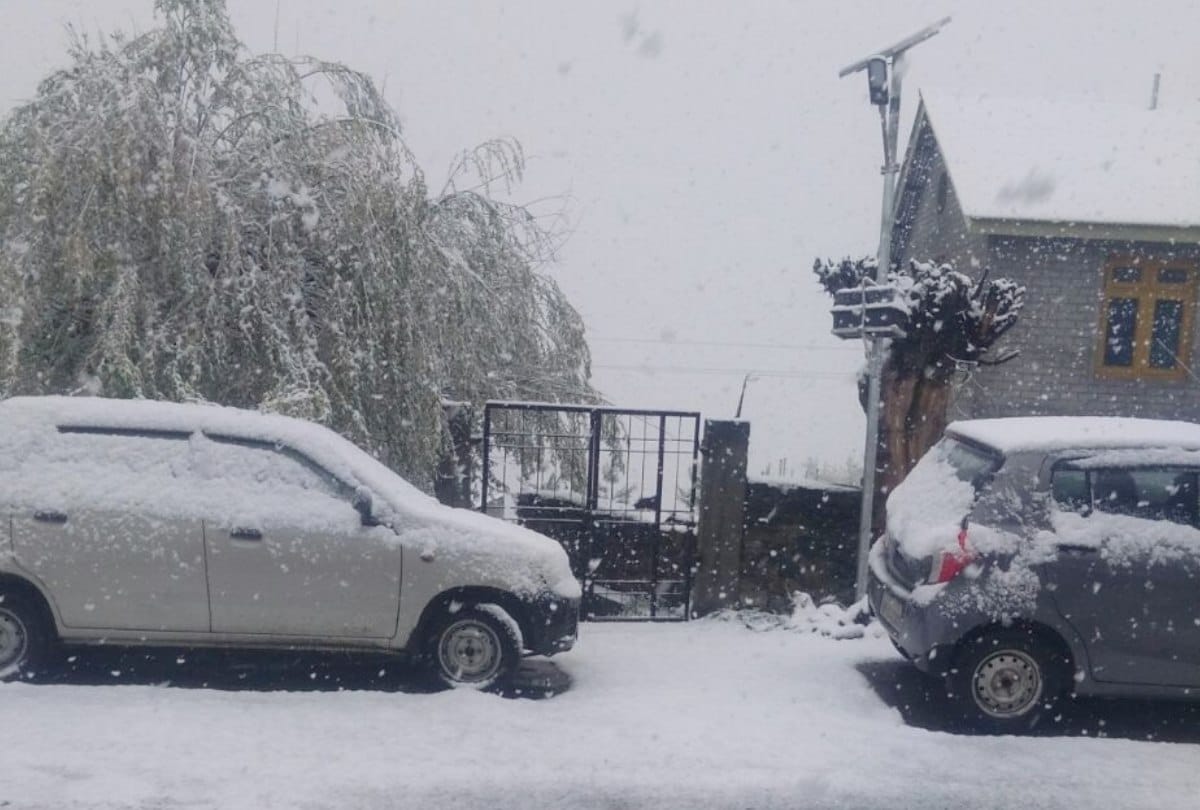 eighteen people stuck in snowfall at rohtang pass kullu