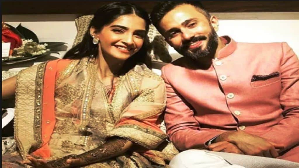 bollywood acterss sonam kapoor and anand ahuja mehndi pictures