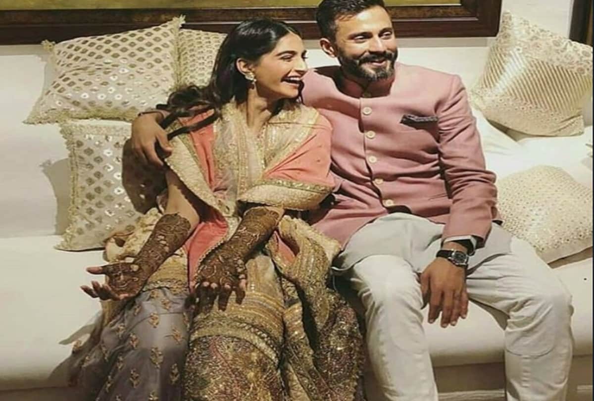 Anand Ahuja reaches Sonam Kapoor house with band baja