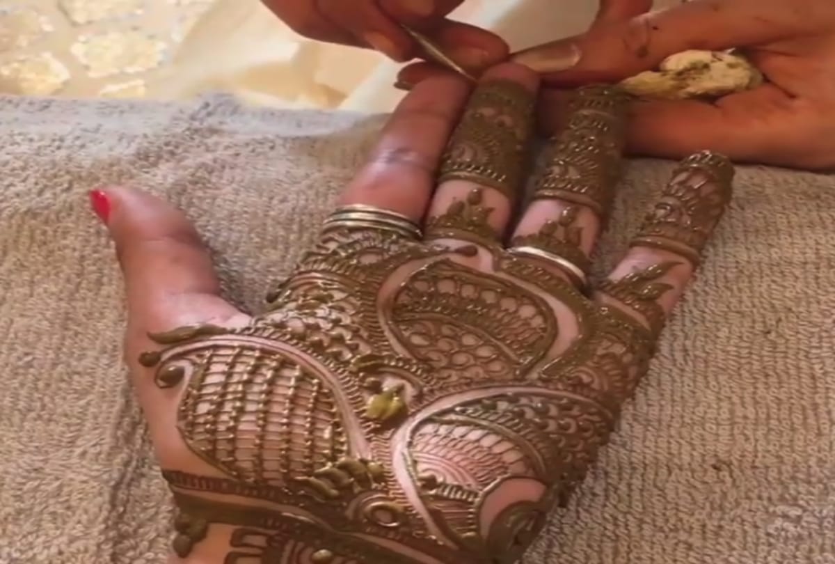 Sonam Kapoor Gorgeous Mehendi Design can be  a trend for all would be brides