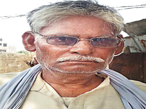 Crooks plunder the farmer by placing a tam