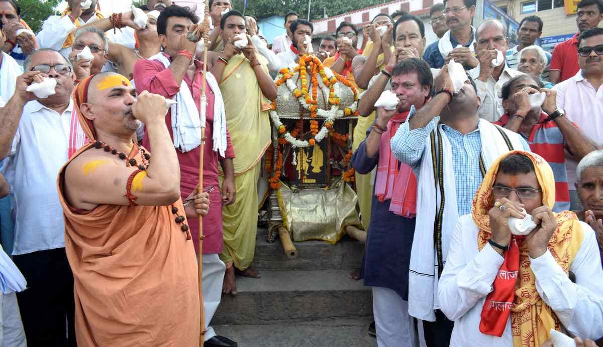 Saints protest to save heritage of kashi