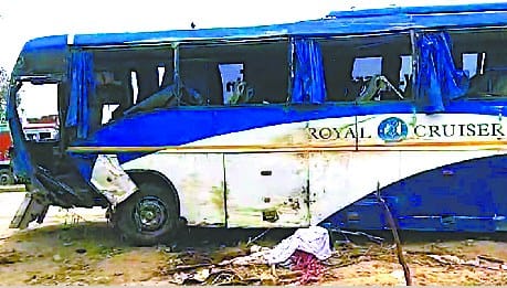 Volvo turns turtle, Two killed