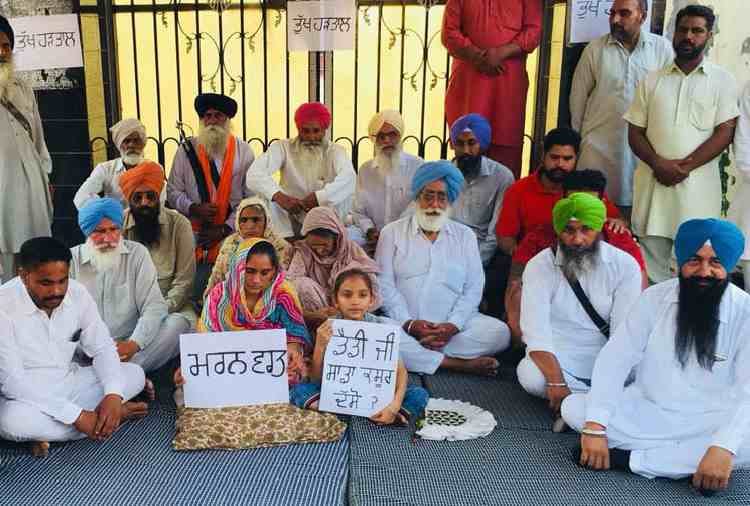 wife protest outside his husband house in moga of punjab