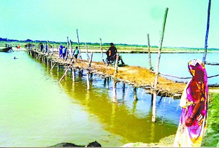 villagers made wooden bridge in shrawasti
