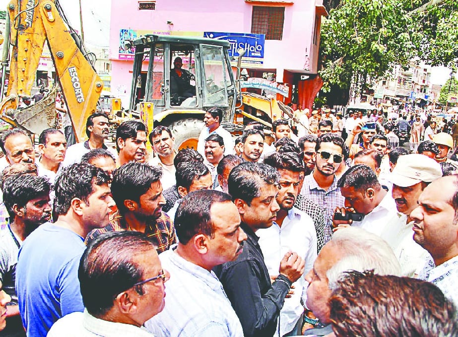  Opposition to the team reached to break the shops, attempted suicide by the businessman