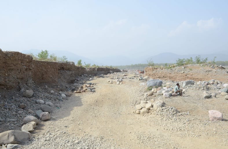 खनन के नाम पर बिगाड़ दिया गौला का चेहरा