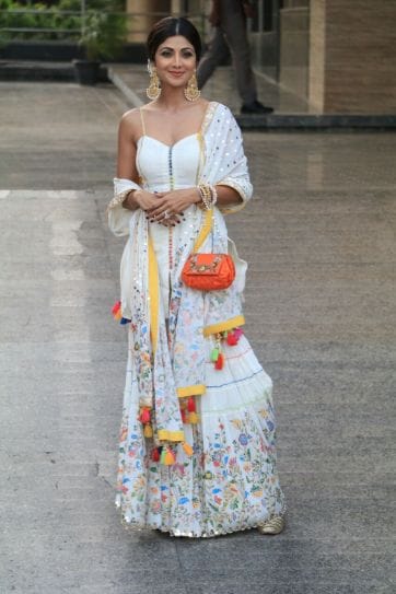 bollywood celebs attend sonam kapoor mehndi ceremony