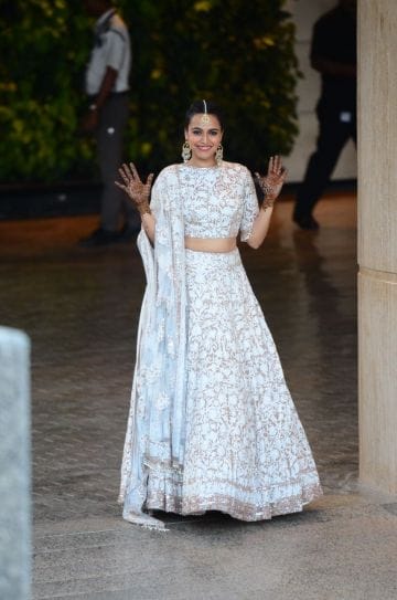 bollywood celebs attend sonam kapoor mehndi ceremony