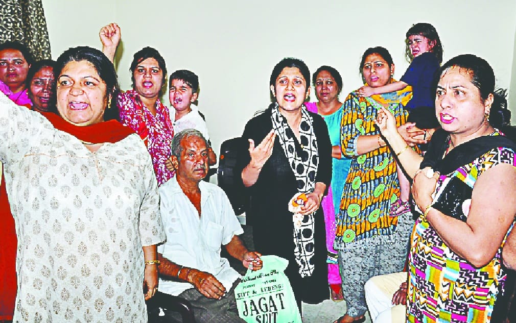  Mayor entangled businessmen, slogans of women