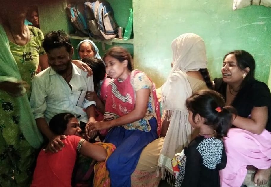 सड़क पर गिरे हाईटेंशन तार की चपेट में आए बाइक सवार, दो की मौत