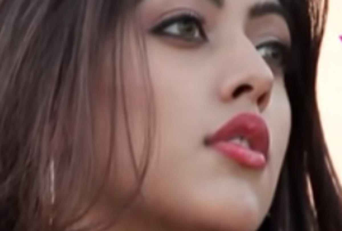 this south actress is so bold and beautiful than Priya prakash varrior  