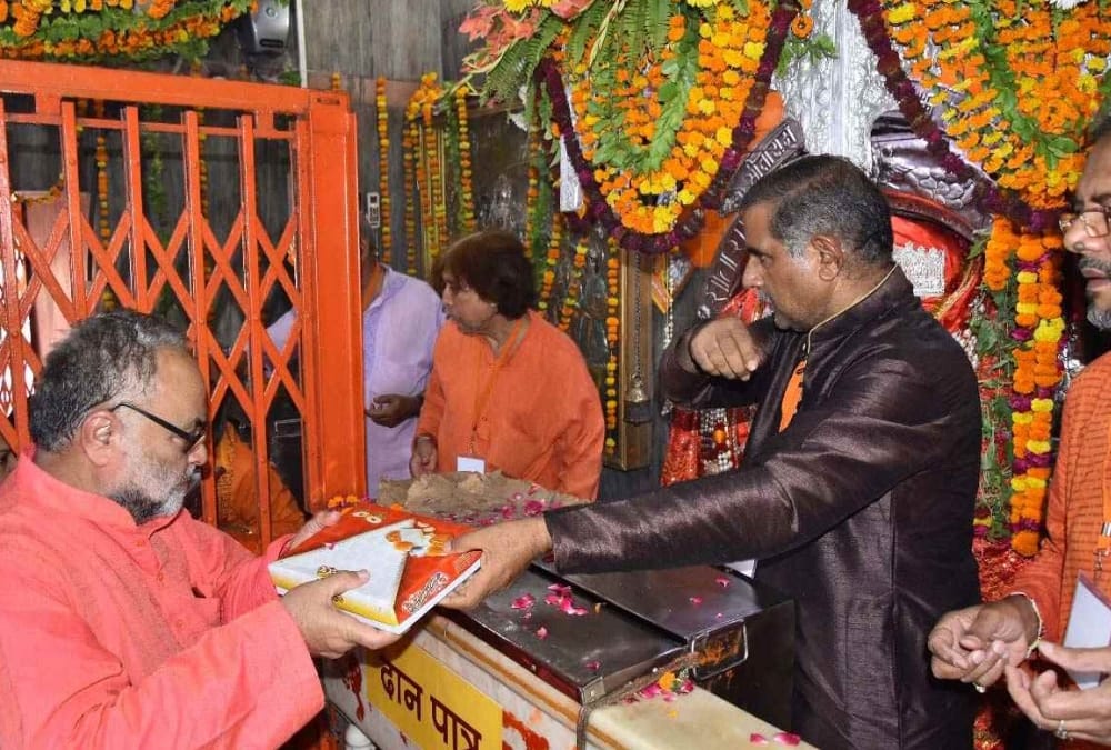 pics of bada mangal celebration in lucknow.