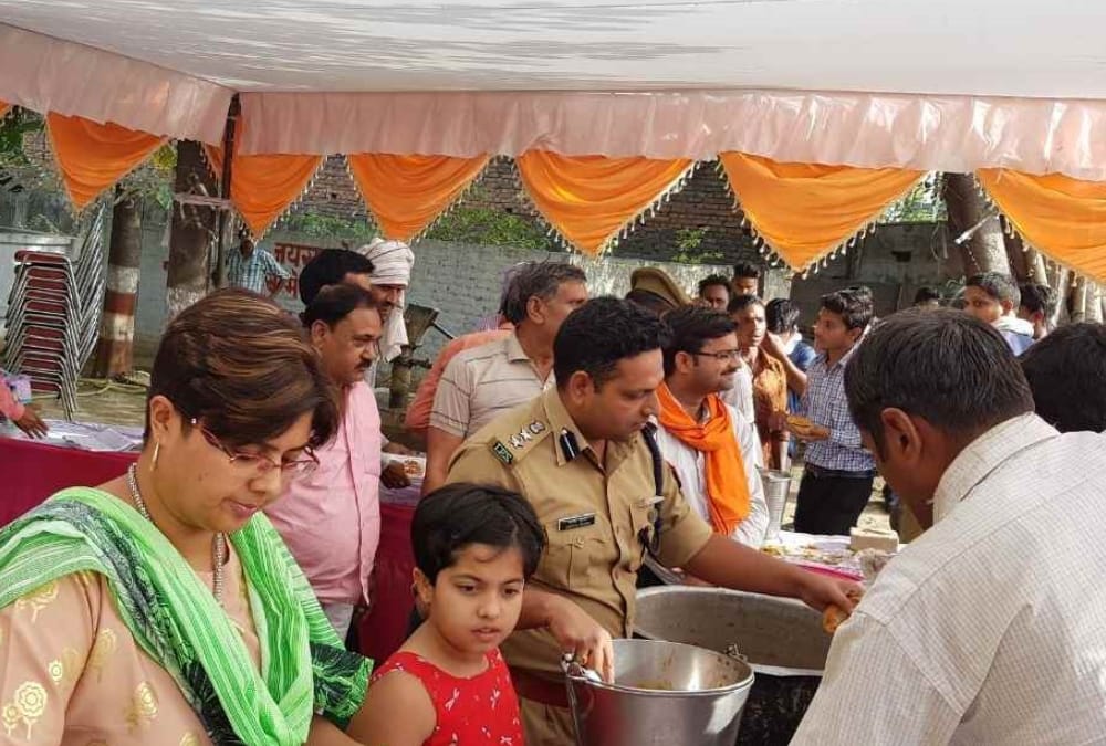 pics of bada mangal celebration in lucknow.