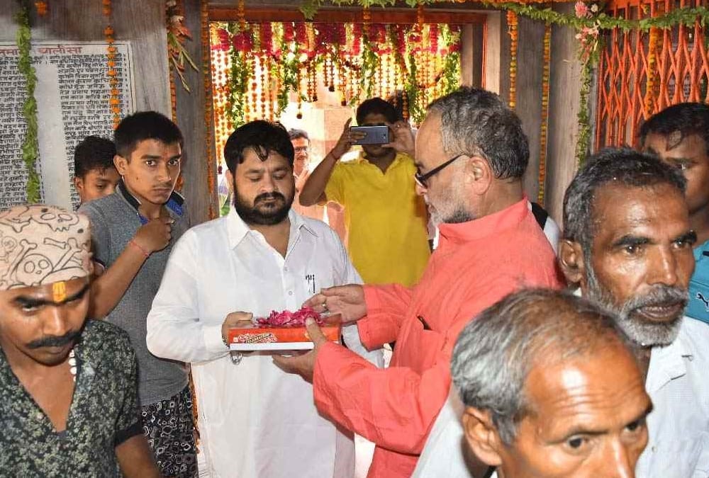 pics of bada mangal celebration in lucknow.