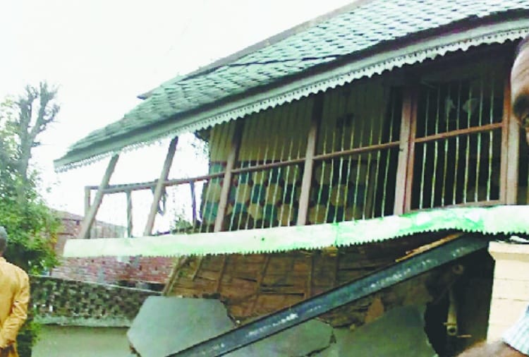 बरामदे की छत गिरी, एक बच्ची घायल