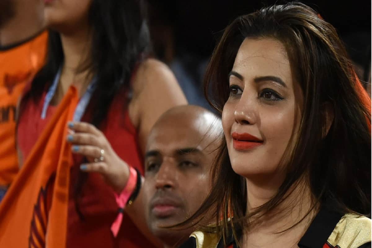 Diksha Panth spot in stadium during sunrisers hyderabad vs delhi daredevils