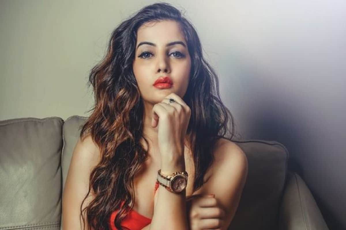Diksha Panth spot in stadium during sunrisers hyderabad vs delhi daredevils