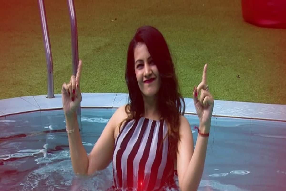 Diksha Panth spot in stadium during sunrisers hyderabad vs delhi daredevils