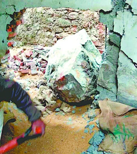 Rickshaw dropped on rubble, ration waste
