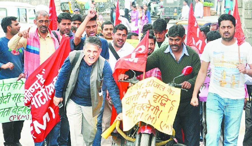 मंडी में धक्के मारकर सड़कों पर चलाए दोपहिया वाहन
