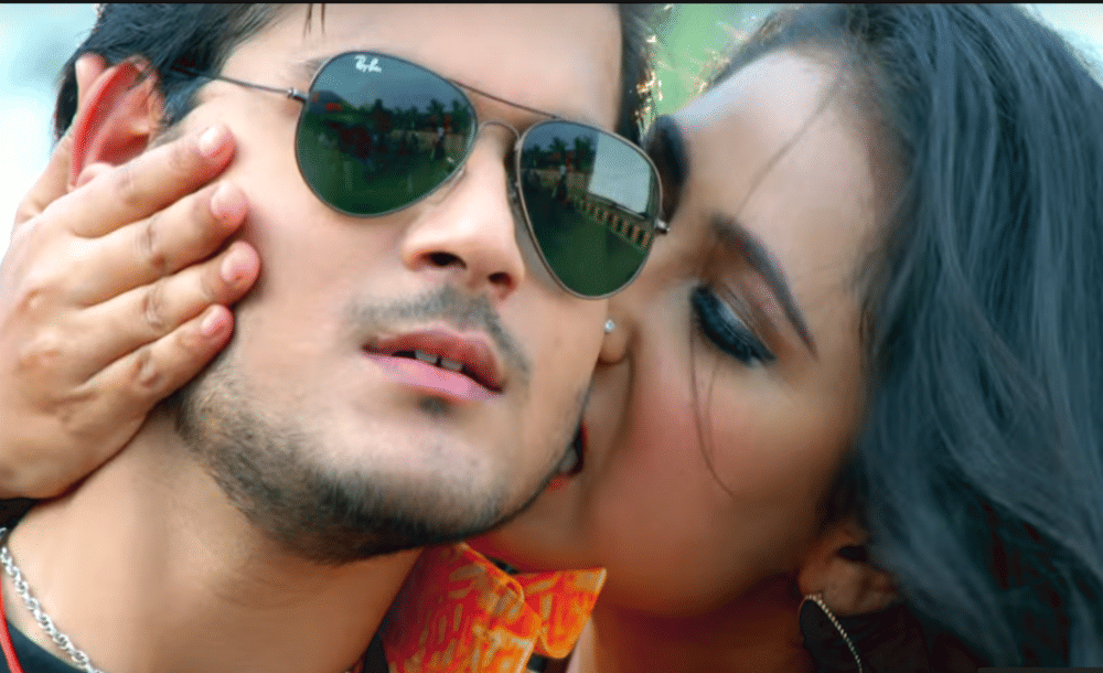 Arvind Akela Kallu kissed bhojpuri actress Gargi Pandit on camera