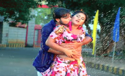 Arvind Akela Kallu kissed bhojpuri actress Gargi Pandit on camera