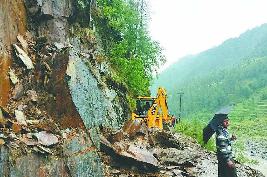 बरोट-घटासनी सड़क छह घंटे तक रही बाधित, सैकड़ों यात्री परेशान