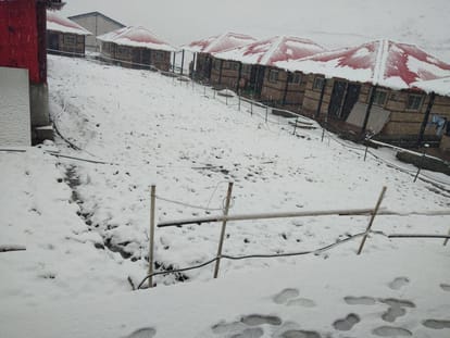 snowfall in kedarnath heli service closed