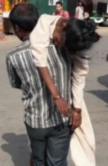 Man takes women's dead body on shoulder from District Hospital