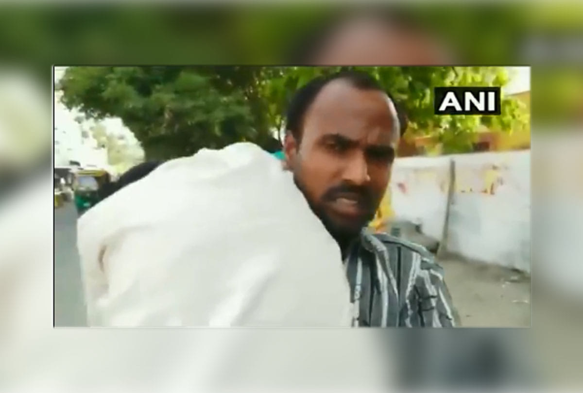 man took wife dead body on his shoulder when hospital administration not given him abulance in UP