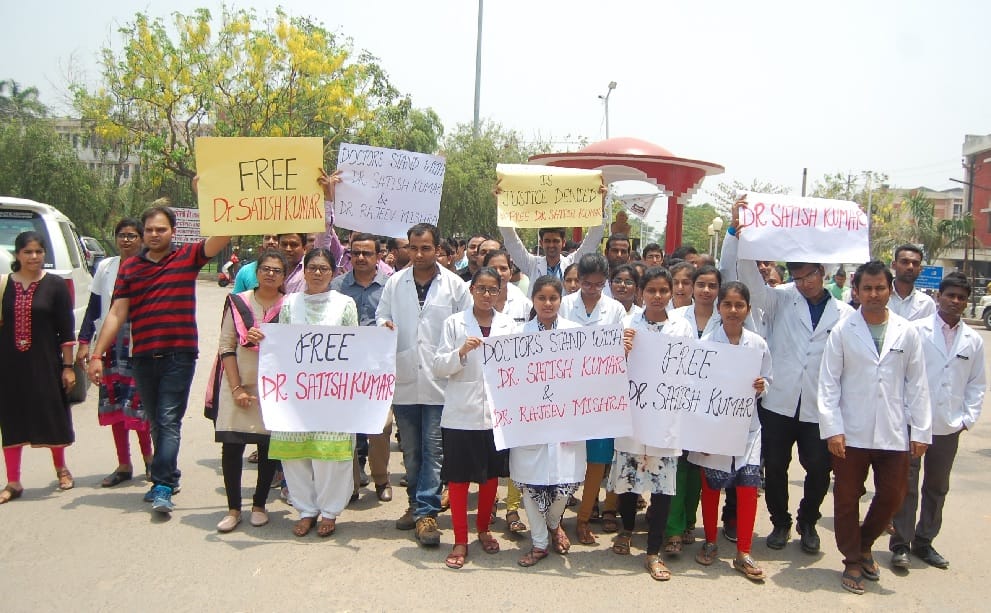 बीआरडी कांडः मौन रहे, जुलूस निकालकर मांगी डॉक्टरों की रिहाई