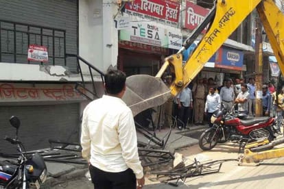 people attacked on nagar nigam officers