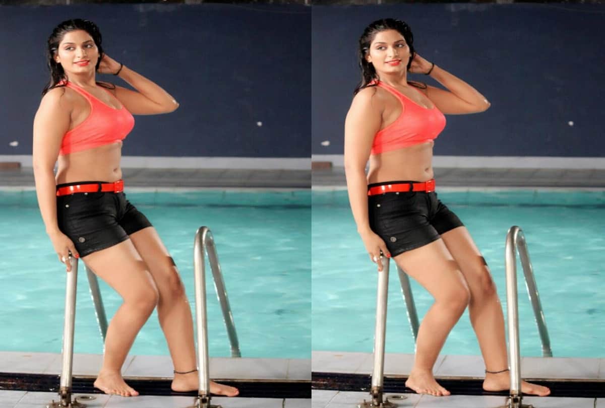 bhojpuri actress poonam dubey called kareena kapoor see her bold pictures