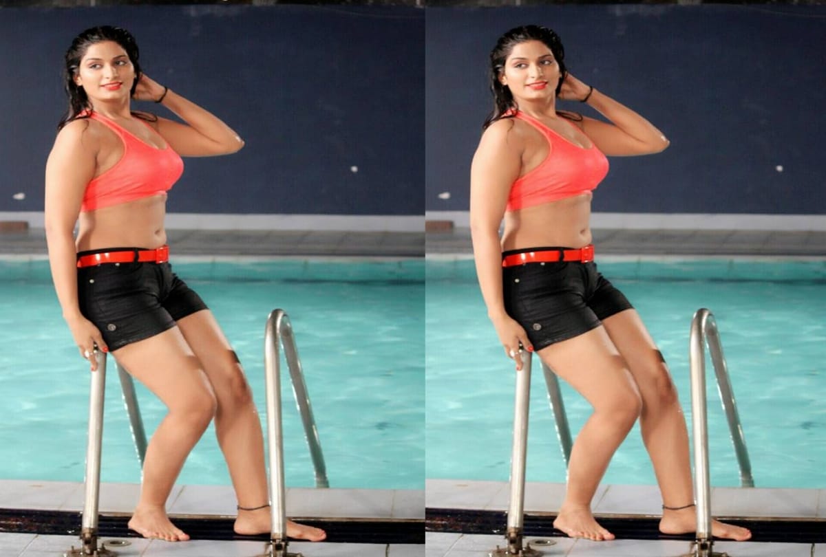 bhojpuri actress poonam dubey called kareena kapoor see her bold pictures